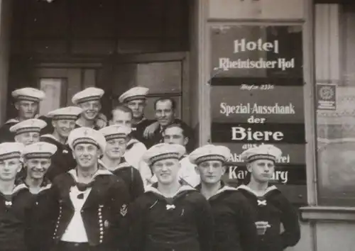 tolles altes Foto Gruppe Matrosen  vor dem Hotel Rheinischer Hof - Ort ??