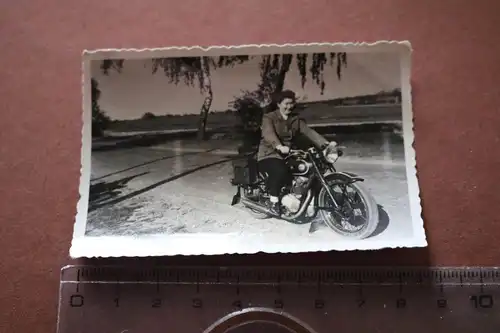 tolles altes Foto Frau mit Oldtimer Motorrad Marke AWD