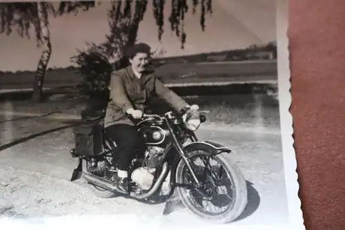 tolles altes Foto Frau mit Oldtimer Motorrad Marke AWD