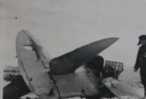  altes Foto abgeschossene  sowjetische Rata Nr 13 - Flugzeug  Ort ? 