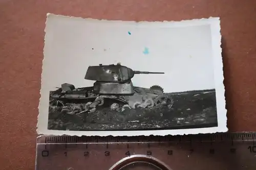altes Foto zerstörter sowjetischer ???  Panzer - Ort ? 1944