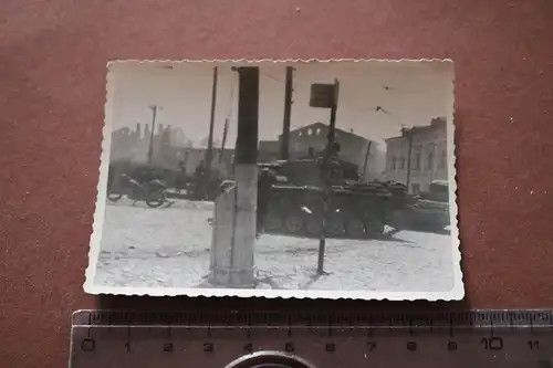 tolles altes Foto deutscher Panzer in einer Stadt , Ortschaft ?