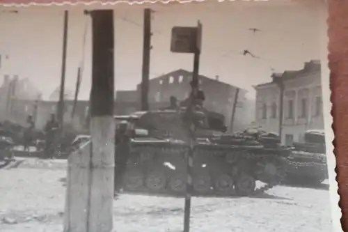 tolles altes Foto deutscher Panzer in einer Stadt , Ortschaft ?