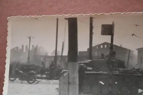 tolles altes Foto deutscher Panzer in einer Stadt , Ortschaft ?