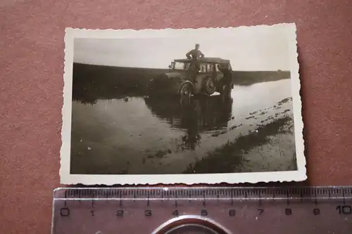 tolles altes Foto zwei Soldaten mit Einheitswagen im Nirgendwo 