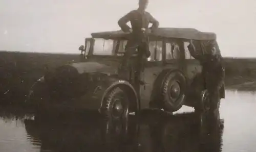 tolles altes Foto zwei Soldaten mit Einheitswagen im Nirgendwo