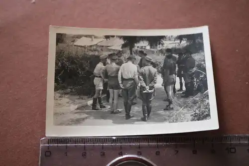 altes Foto Soldaten bei Besprechung - Kischenau/Kischinew - Namen rückseitig