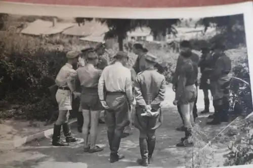  altes Foto Soldaten bei Besprechung - Kischenau/Kischinew - Namen rückseitig
