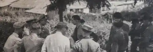  altes Foto Soldaten bei Besprechung - Kischenau/Kischinew - Namen rückseitig