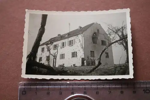  altes Foto großes Haus mit Einschusslöcher - Ort ???