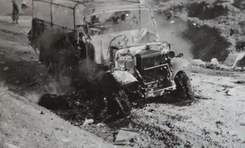  altes Foto ausgebranntes Fahrzeug , dahinter deutsche Panzer 