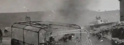  altes Foto ausgebranntes Fahrzeug , dahinter deutsche Panzer 