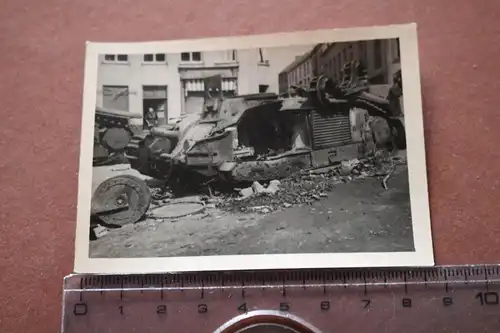 altes Foto zerstörter französischer Panzer Maubeuge