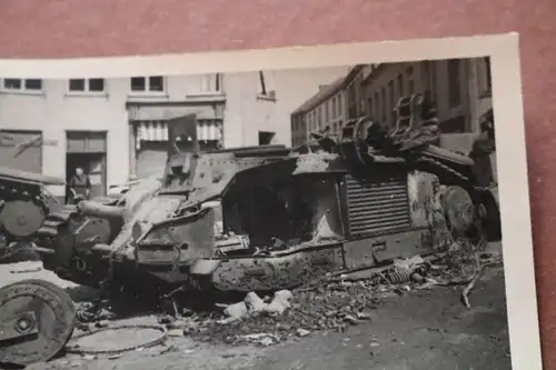 altes Foto zerstörter französischer Panzer Maubeuge