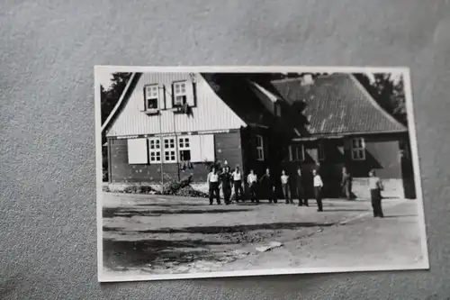 32 alte Fotos , Soldaten, Halbkette, zerst. Flugzeug unter anderm Dänemark Einsa