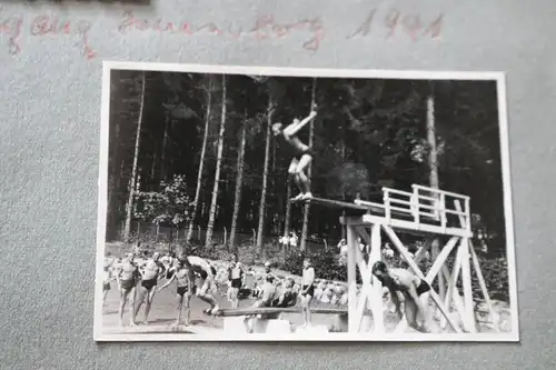 32 alte Fotos , Soldaten, Halbkette, zerst. Flugzeug unter anderm Dänemark Einsa