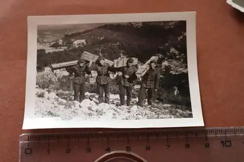altes Foto - Gruppe Soldaten mit Holz - Italien ???? 1944 - Ort ??