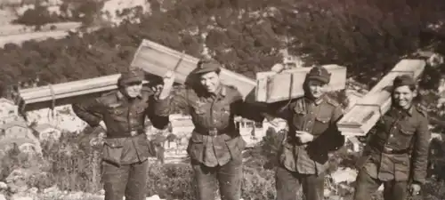 altes Foto - Gruppe Soldaten mit Holz - Italien ???? 1944 - Ort ??