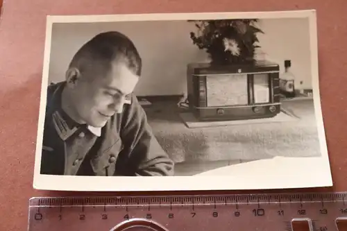 tolles altes Foto - Soldat mit Radiogerät  1941