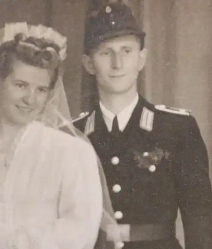 tolles altes Foto - Hochzeitsfoto eines Feuerwehrmannes ?? Uniform 1946 