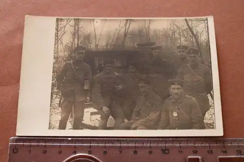 tolles altes Foto Gruppe Soldaten mit Geschütz ?