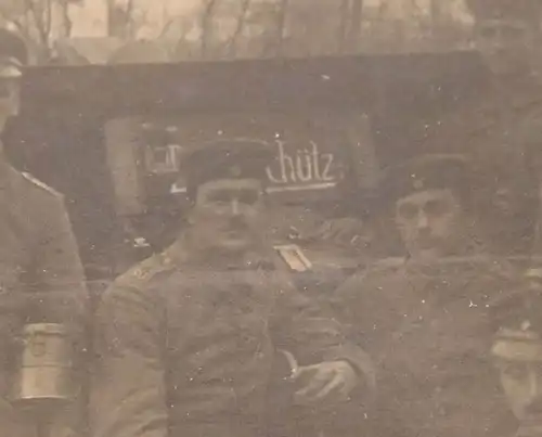 tolles altes Foto Gruppe Soldaten mit Geschütz ?