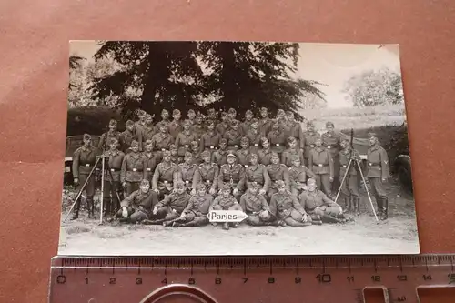 zwei tolle Gruppenfotos Soldaten - Frankreich ? 1940  Paries Hof ???