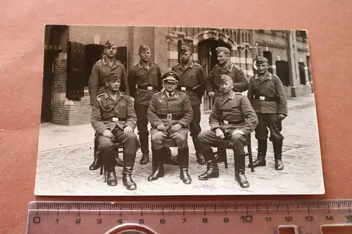 zwei tolle Gruppenfotos Soldaten - Frankreich ? 1940  Paries Hof ???