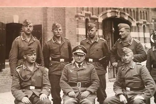 zwei tolle Gruppenfotos Soldaten - Frankreich ? 1940  Paries Hof ???