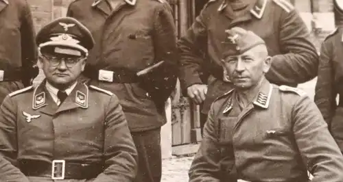 zwei tolle Gruppenfotos Soldaten - Frankreich ? 1940  Paries Hof ???