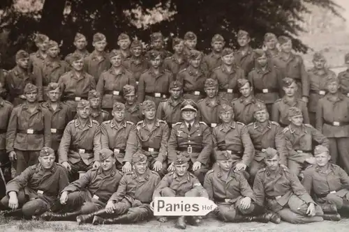 zwei tolle Gruppenfotos Soldaten - Frankreich ? 1940  Paries Hof ???