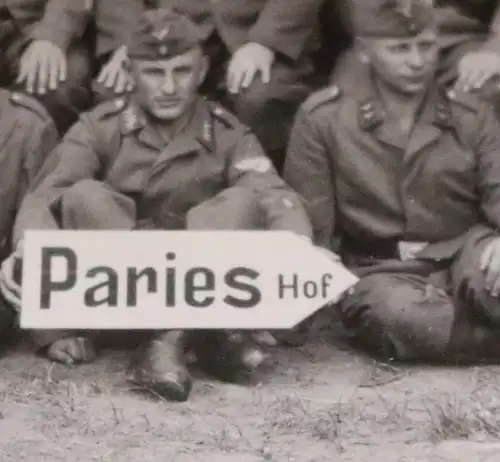 zwei tolle Gruppenfotos Soldaten - Frankreich ? 1940  Paries Hof ???