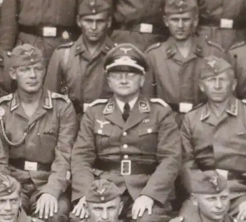 zwei tolle Gruppenfotos Soldaten - Frankreich ? 1940  Paries Hof ???