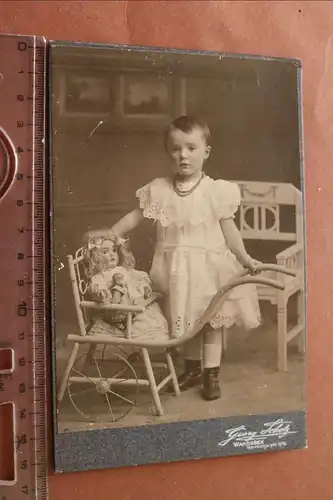 tolles altes Kabinettfoto .- Mädchen mit Puppen und Puppenstuhl  Wandsbek