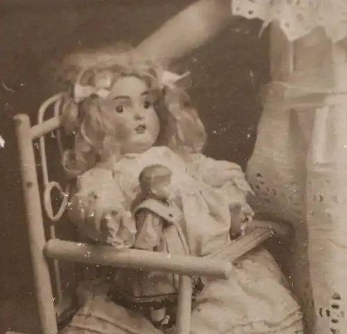 tolles altes Kabinettfoto .- Mädchen mit Puppen und Puppenstuhl  Wandsbek
