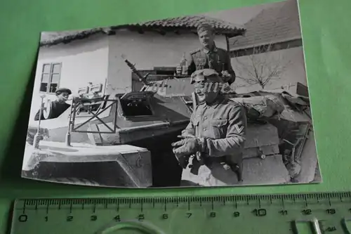 tolles altes Foto - Besatzung Panzerspähwagen - mit Abzeichen und EK II - Repro 