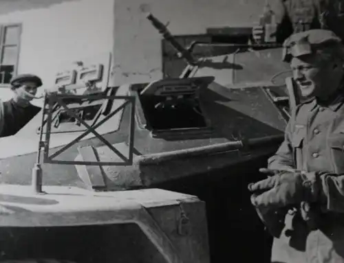 tolles altes Foto - Besatzung Panzerspähwagen - mit Abzeichen und EK II - Repro