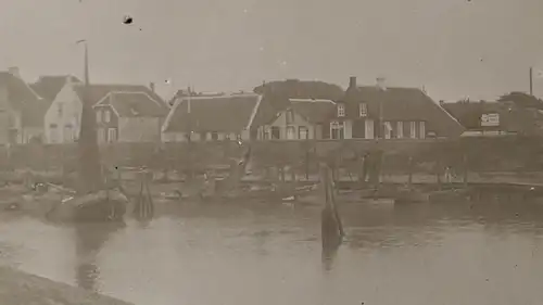 zwei alte Glasnegative - Greetsiel - Altes Siel, Hafen , Häuser - 1910-20 ?