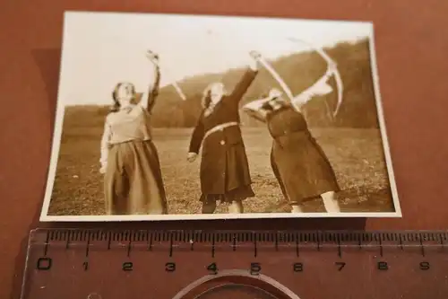 tolles altes Foto - drei Frauen am Bogenschiessen