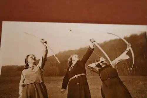 tolles altes Foto - drei Frauen am Bogenschiessen