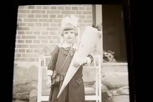 tolles altes Glasnegativ - Mädchen mit Schultüte