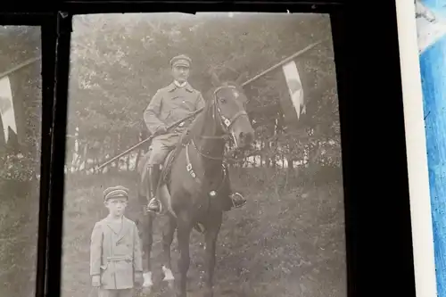 drei tolle alte Glasnegative - Reiter Uniform mit Standarte Stahlhelm 20er Jahre