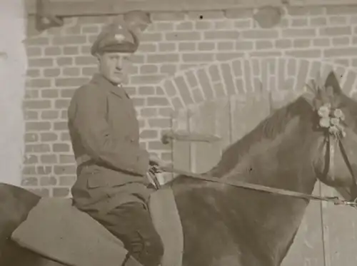 tolles altes Glasnegativ - Soldat ?? Mann in Uniform auf einem Pferd 