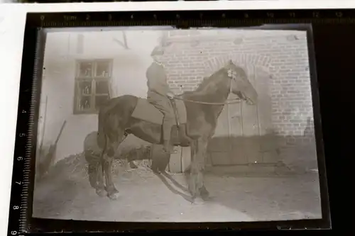 tolles altes Glasnegativ - Soldat ?? Mann in Uniform auf einem Pferd (2)