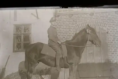 tolles altes Glasnegativ - Soldat ?? Mann in Uniform auf einem Pferd (2)