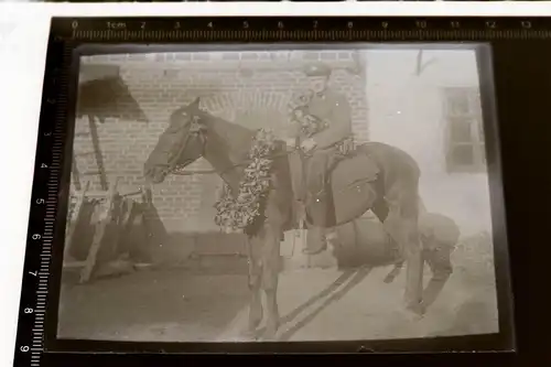 tolles altes Glasnegativ - Soldat ?? Mann in Uniform auf einem Pferd Siegerkranz