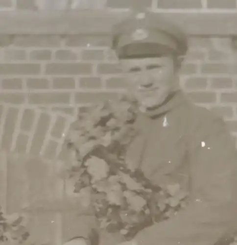 tolles altes Glasnegativ - Soldat ?? Mann in Uniform auf einem Pferd Siegerkranz