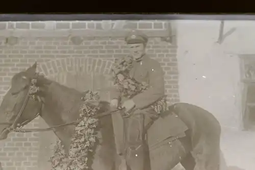 tolles altes Glasnegativ - Soldat ?? Mann in Uniform auf einem Pferd Siegerkranz