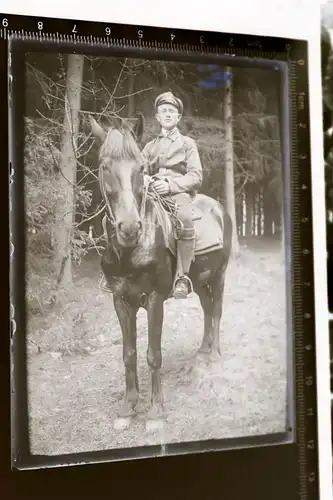 tolles altes Glasnegativ - Soldat ?? Mann in Uniform auf einem Pferd (3)