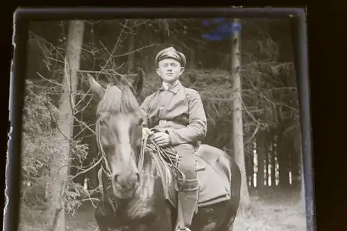 tolles altes Glasnegativ - Soldat ?? Mann in Uniform auf einem Pferd (3)